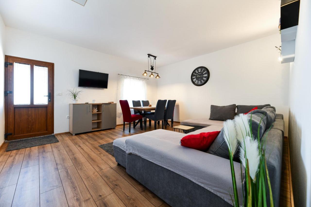 Holiday Home Skevini Dvori Stari Grad Kültér fotó