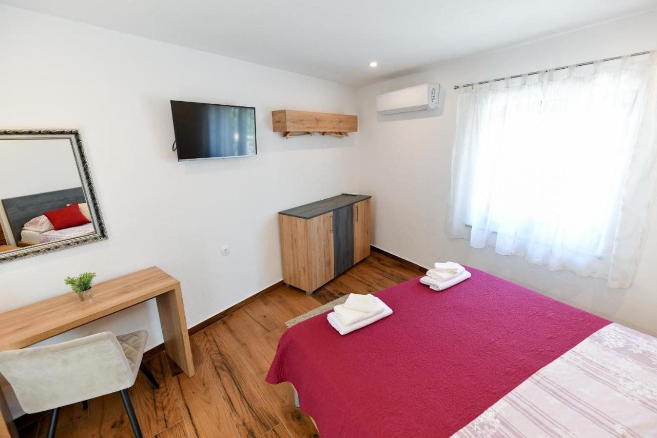 Holiday Home Skevini Dvori Stari Grad Kültér fotó