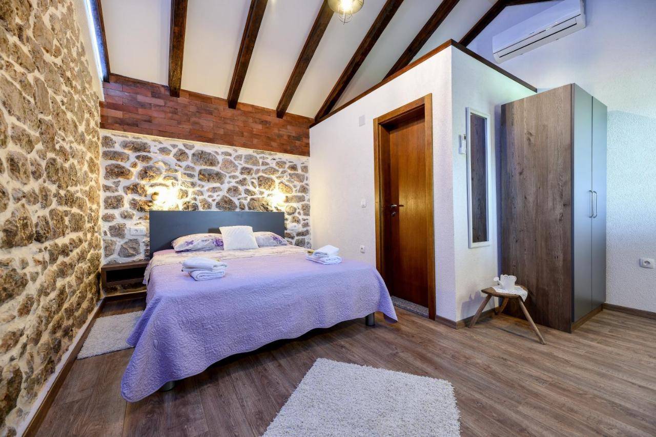 Holiday Home Skevini Dvori Stari Grad Kültér fotó
